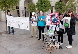 Marta Gonzálvez, megáfono en mano, este viernes en la plaza del Ayuntamiento de Alicante.