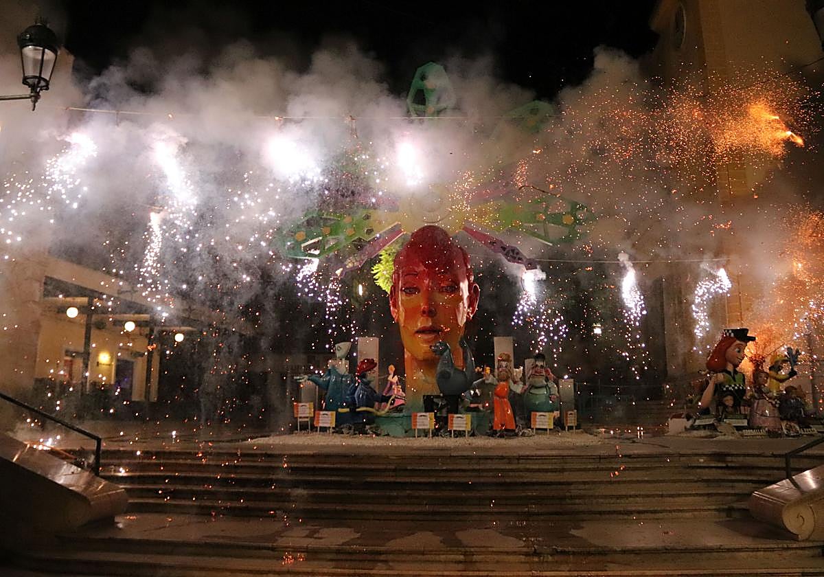 Cremà de la hoguera oficial de San Vicente del Raspeig 2024.