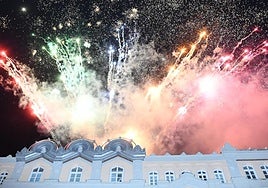 Espectáculo pirotécnico celebrado en Murcia durante las convivencias de las Hogueras de Alicante.