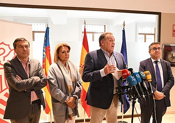 Bartolomé Pérez Gálvez, director de la Oficina Autonómica de Salud Mental, presenta los avances del plan de salud mental ante la mirada de tres consellers.