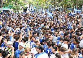 Miles de aficionados han abarrotado la plaza de Luceros este domingo.