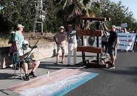 Vecinos de San Gabriel, durante una protesta para pedir la retirada de las vías de la costa.