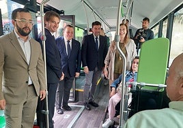 El subdelegado del Gobierno, Juan Antonio Nieves; el concejal de Transportes, Carlos de Juan; el CEO de Vectalia, Antonio Arias, y el alcalde, Luis Barcala, en uno de los nuevos autobuses eléctricos.