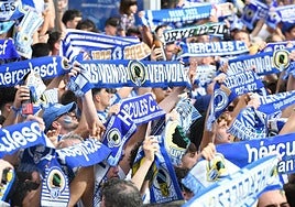 Afición del Hércules con sus bufandas en la plaza de los Luceros.