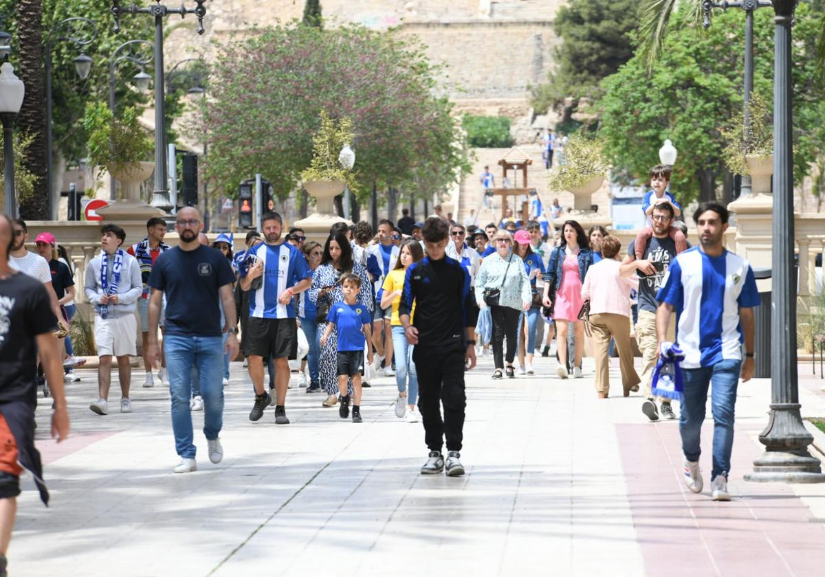 Aficionados dirigiéndose a Luceros este domingo tras la victoria del Hércules.