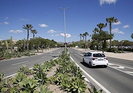 Acceso al campus de la Universidad de Alicante desde la autovía.