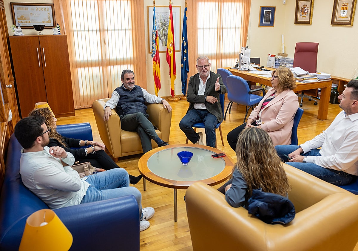 De Meirsman, en el centro, en la reunión mantenida con los empresarios locales