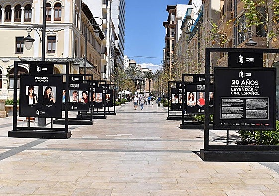 Exposición '20 años homenajeando a las leyendas del cine español'.