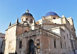 Exterior de la basílica de Santa María de Elche.