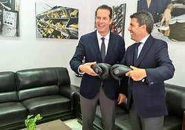 Rubén Alfaro (izquierda) y Carlos Mazón (derecha) durante la visita de este último a Elda.