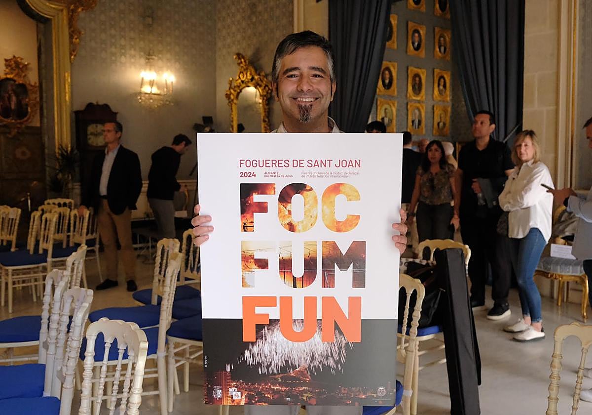 Ramiro Seva con el cartel anunciador de las Hogueras de Alicante 2024.