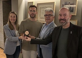 Entrega de la distinción al Nou Manolín.
