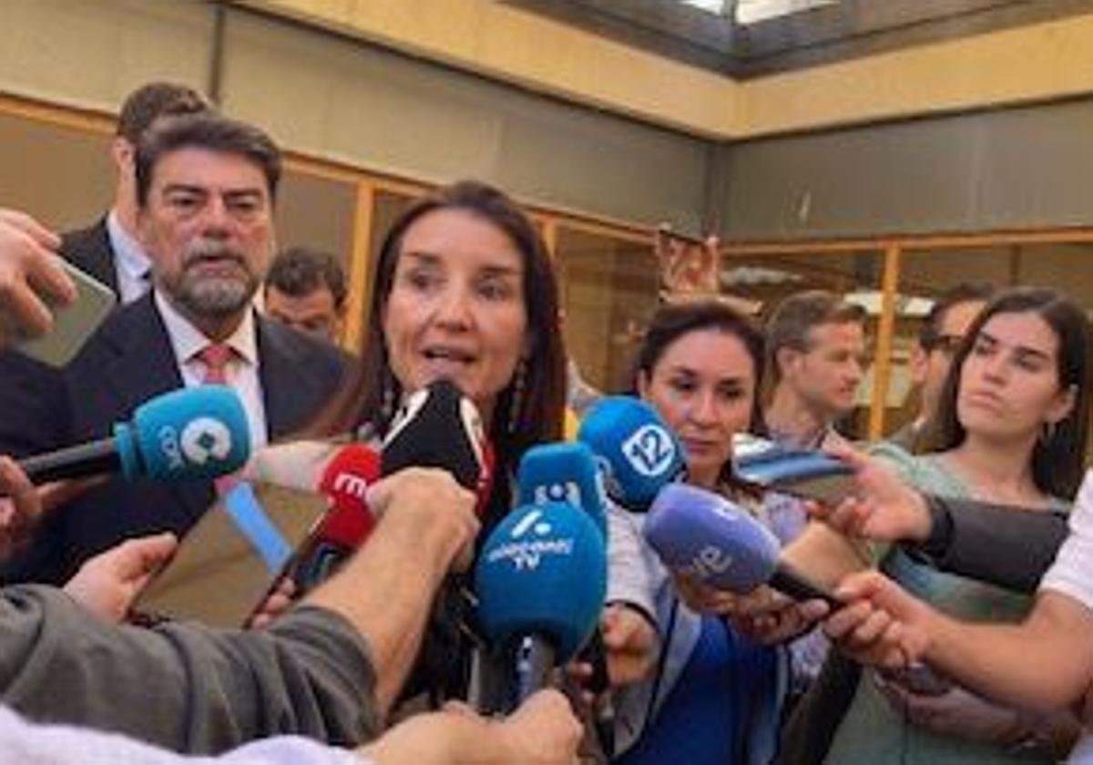 El alcalde de Alicante, Luis Barcala, y la consellera de Hacienda, Ruth Merino, atienden a los medios en Alcaldía.