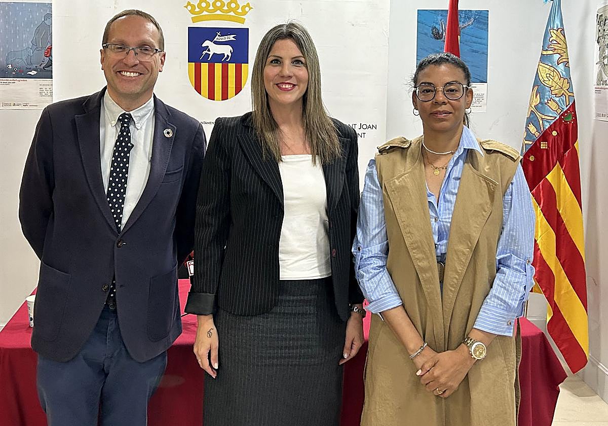 La portavoz socialista en Sant Joan, Esther Donate, entre los diputados autonómicos socialistas Ernest Blanch y Yaissel Sánchez.