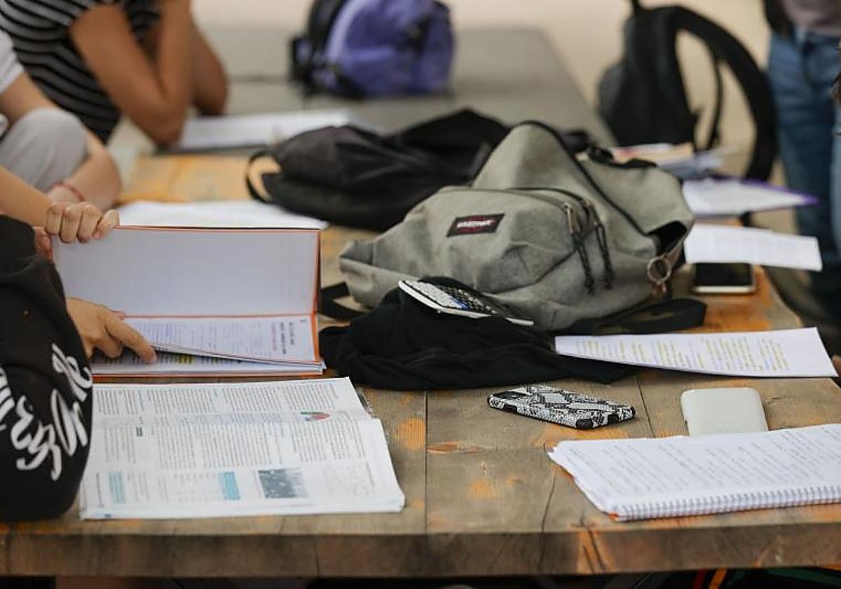 Estudiantes en un centro educativo.