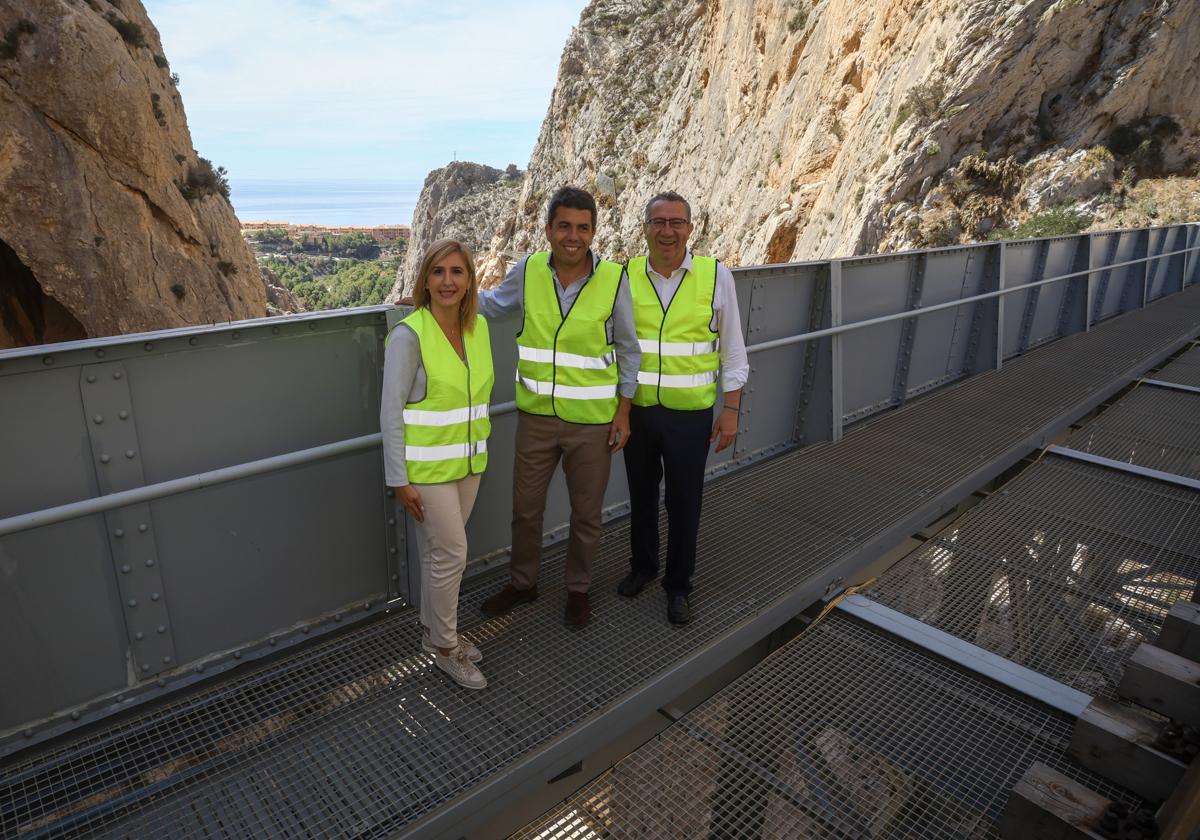 El presidente de la Generalitat, Carlos Mazón, con el presidente de la Diputación de Alicante, Toni Pérez, y la consellera de Transportes, Salomé Pradas, en el puente del Mascarat