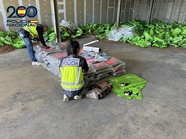 La Policía, en la nave industrial registrada con el material incautado.