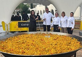 Arroz gigante servido por los cocineros alicantinos.