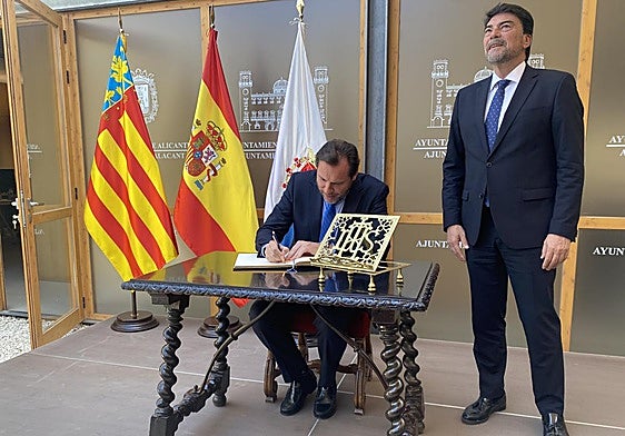 El ministro de Transportes, Óscar Puente, firma en el libro de honor del Ayuntamiento de Alicante.