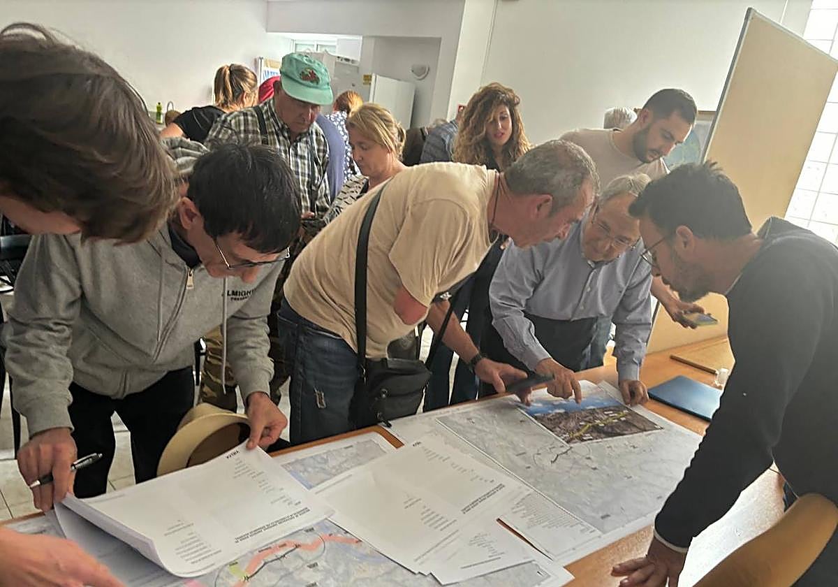 Vecinos observan el estudio.