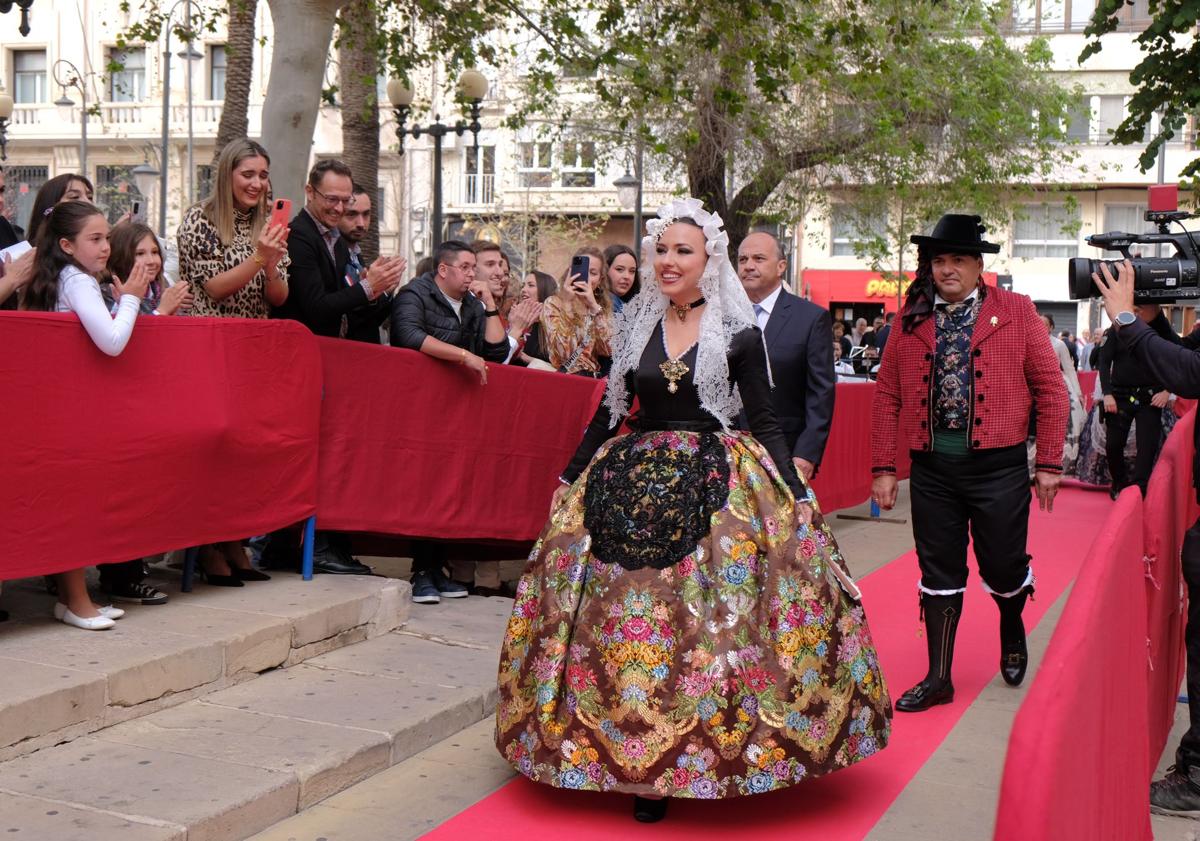 Imagen principal - Paseíllo de las belleas del foc de Alicante y sus dames d'honor.