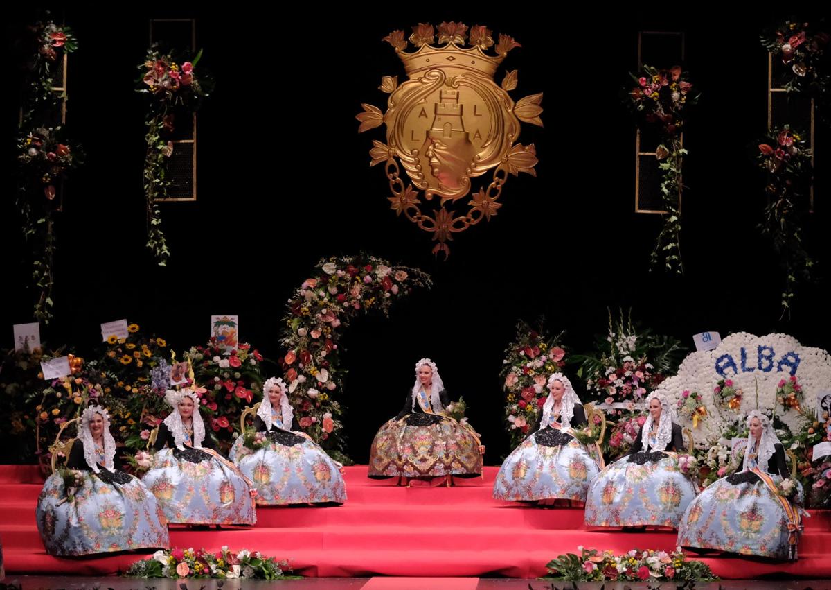 Imagen secundaria 1 - Proclamación de Alba Muñoz como bellea del foc de Alicante.