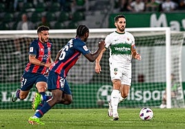 Manu Nieto se lleva las manos a la cara después de la derrota este domingo ante el Huesca.