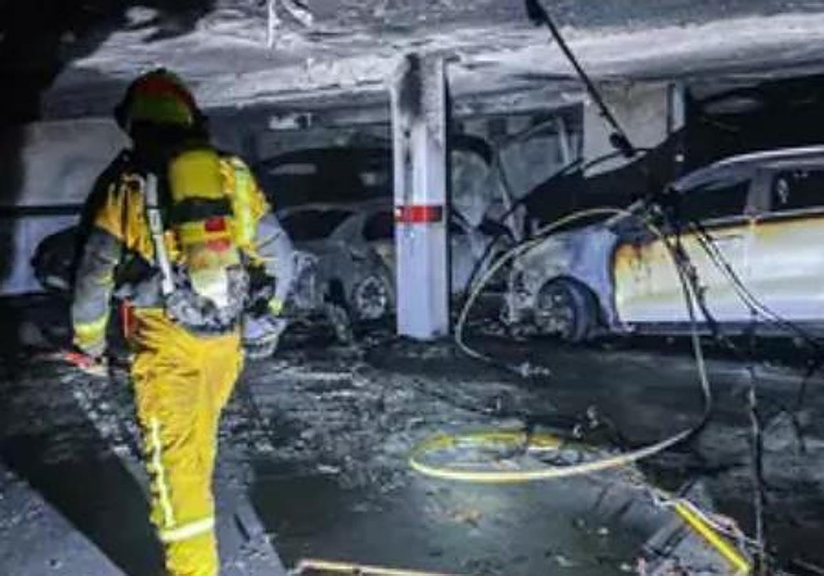 Incendio en un garaje de Benidorm con cuatro vehículos calcinados.