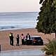Imagen principal - La Policía de Benidorm se topa con un coche aparcado en la playa de Poniente y así reacciona