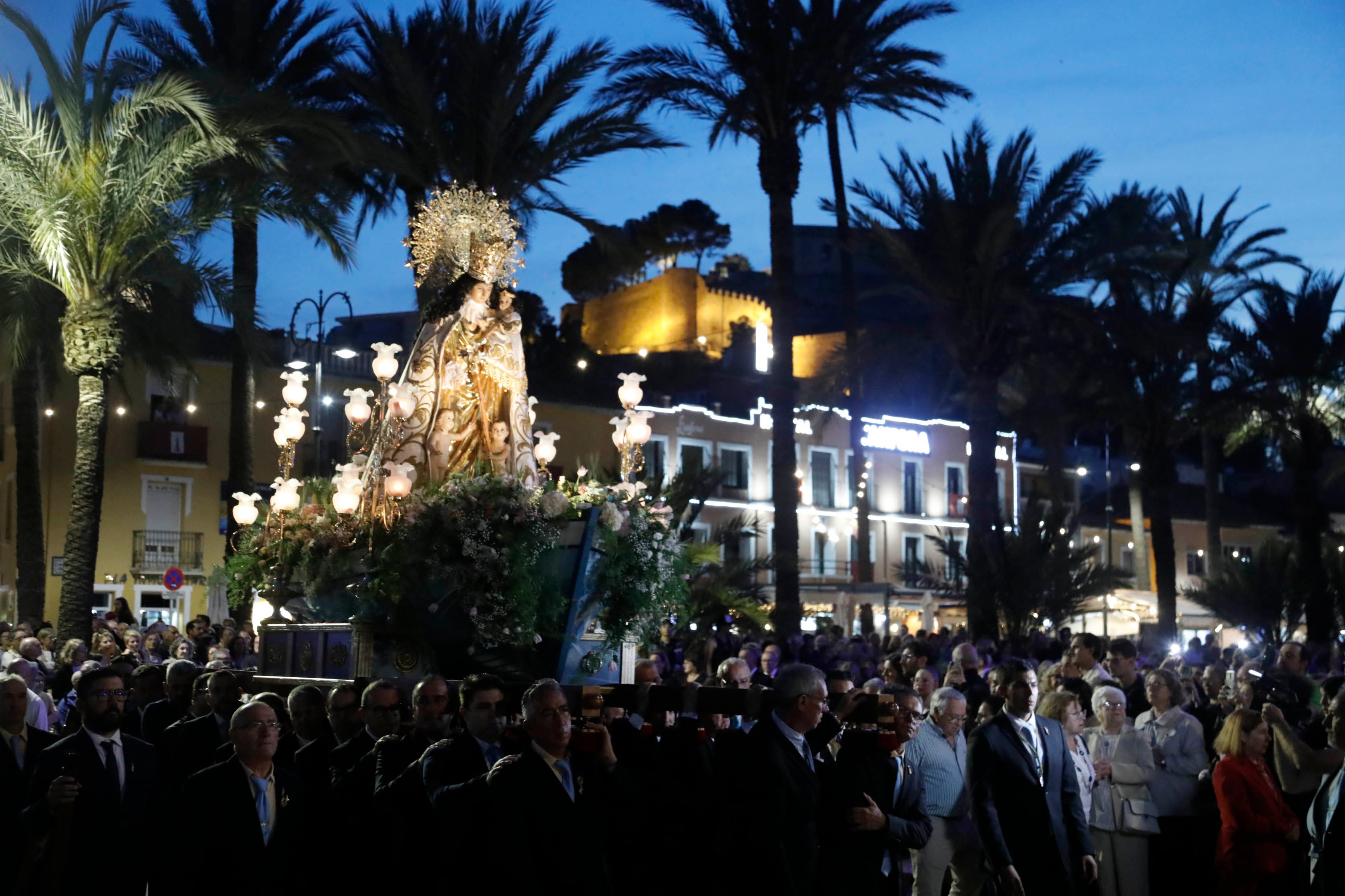 Dénia se rinde ante la Virgen de los Desamparados