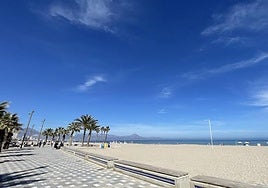 Playa de San Juan en Alicante en pleno mes de mayo con temperaturas de verano.
