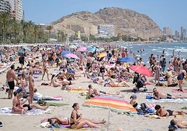 Bañistas en la playa del Postiguet este domingo.