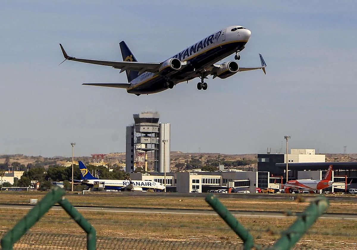 Un avisón despega desde el aeródromo alicantino.