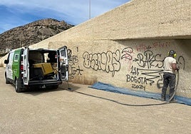 Limpieza de pintadas en la Cantera.