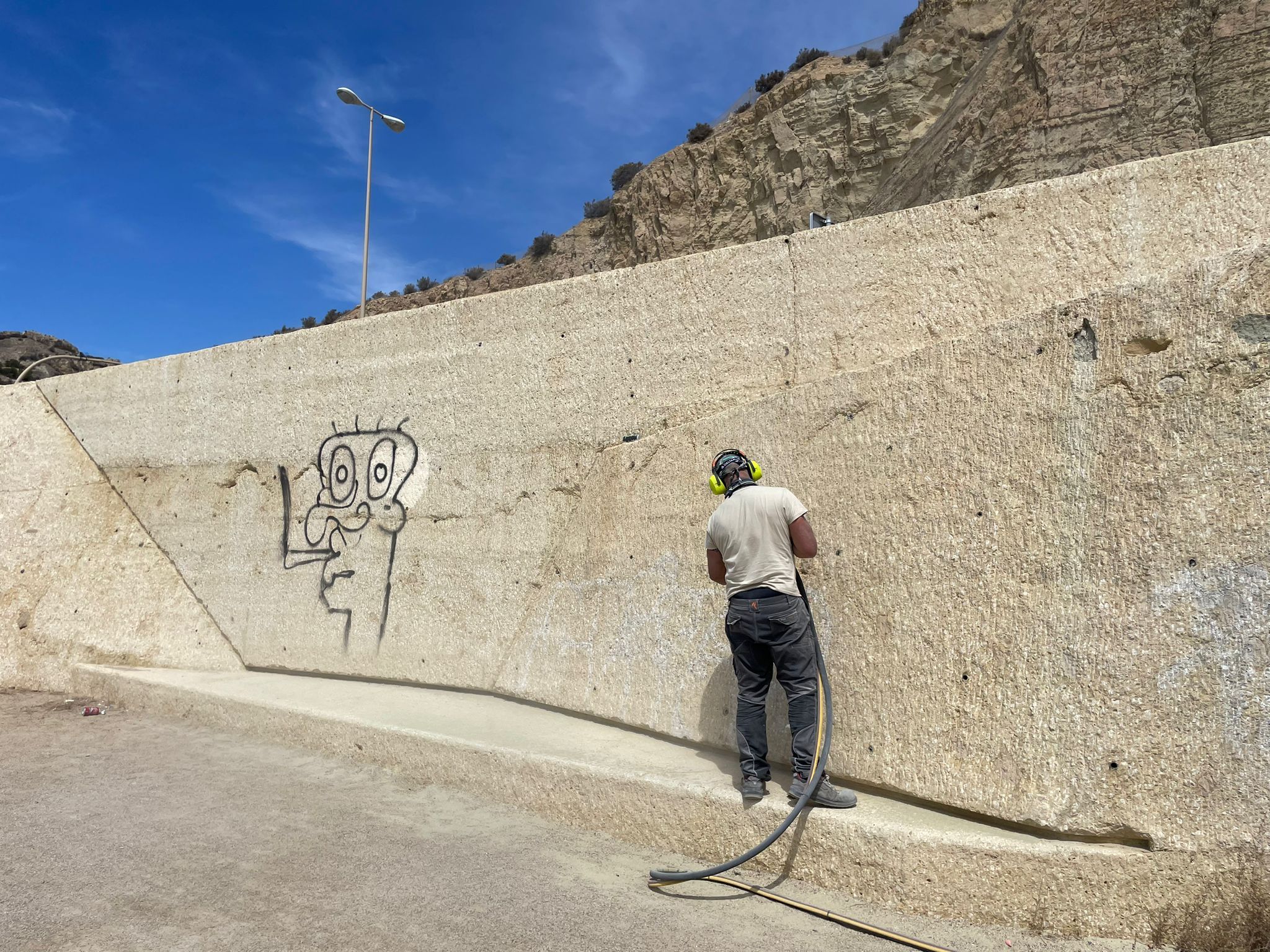 Imagen principal - Alicante limpia de grafitis toda la zona desde la Cantera a la Albufereta