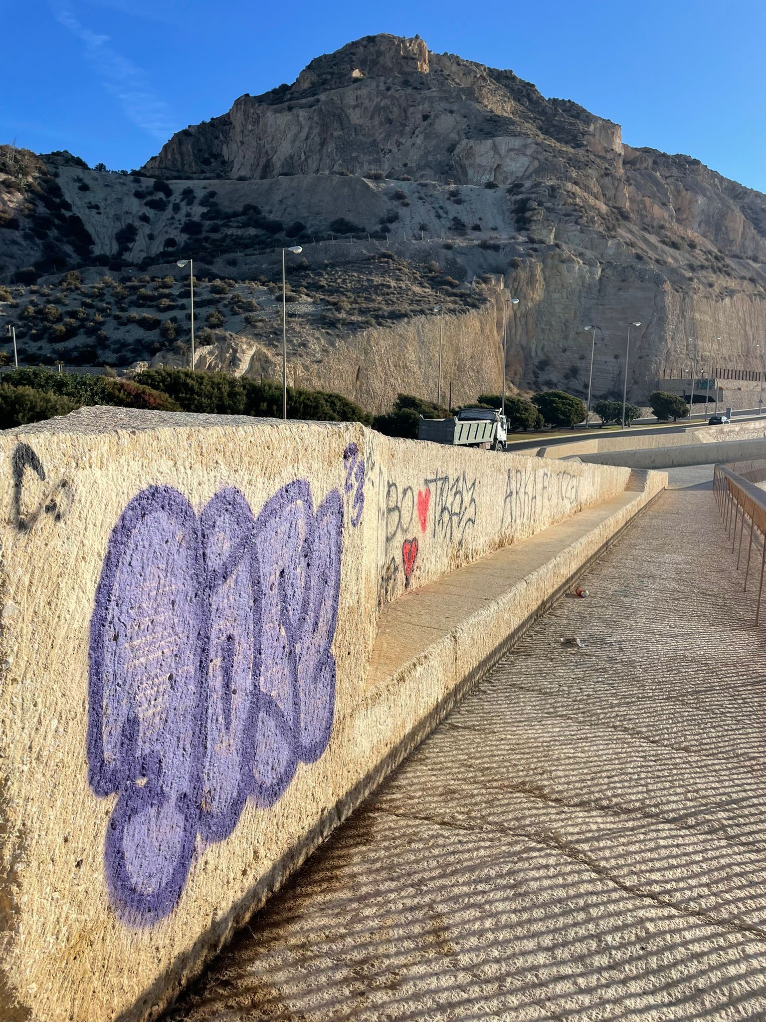 Imagen secundaria 1 - Alicante limpia de grafitis toda la zona desde la Cantera a la Albufereta