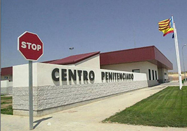 Entrada al centro penitenciario de Villena.