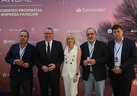 El presidente de la Diputación, Toni Pérez, con la presidenta de AEFA, Maite Antón, en el encuentro.