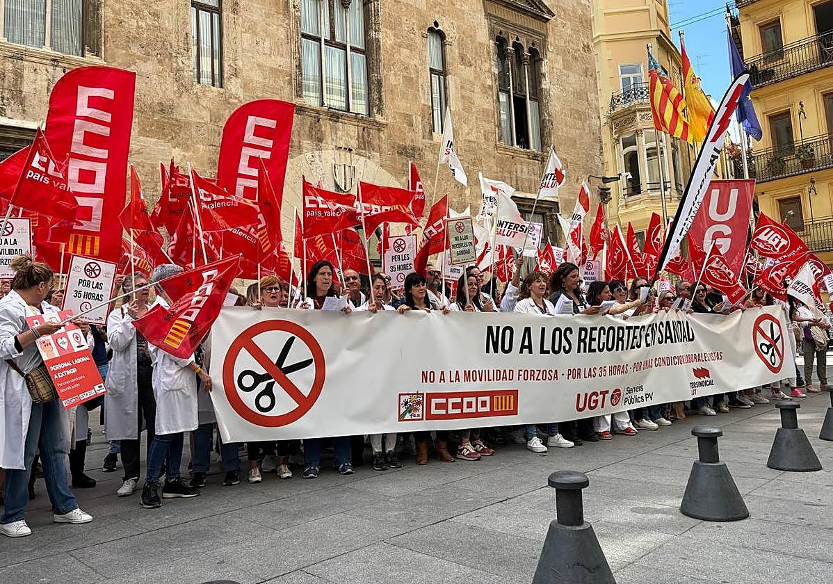 Concentración en las puertas del Palau de la Generalitat, este martes.