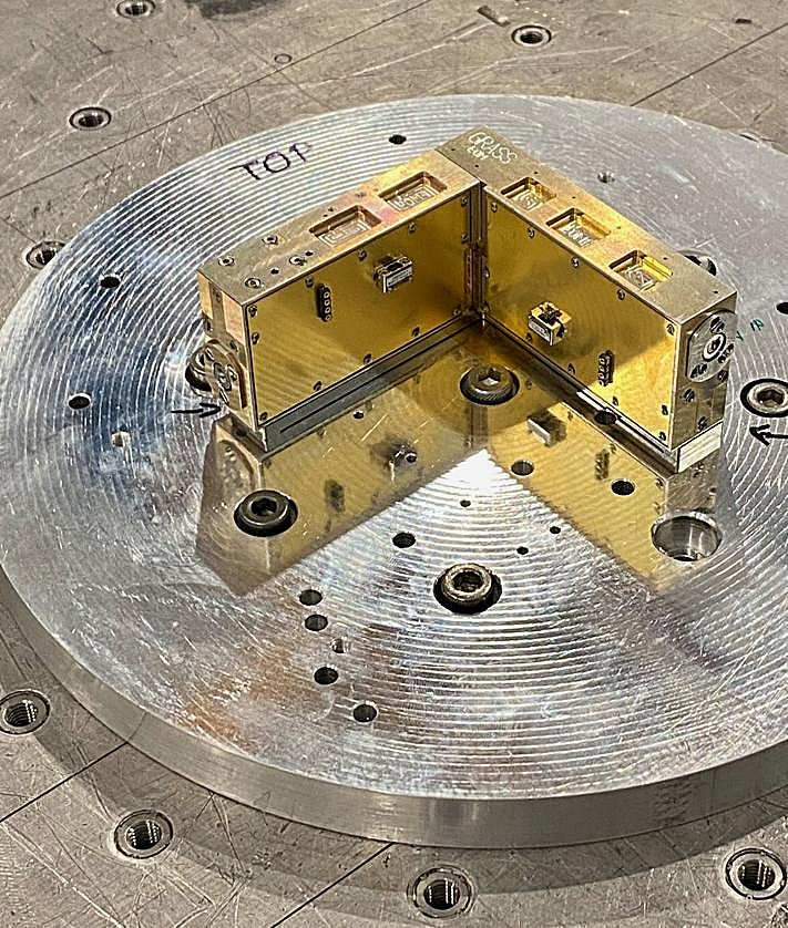 Imagen secundaria 2 - 1. La superficie de Marte desde el asteroide. 2. Aproximacion a Marte de Hera. 3. Instrumento GRASS durante Fase de Tests en ESA. 