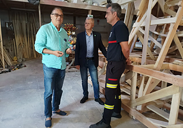 Integrantes de la reunión de preparación de la cremá de la hoguera oficial.