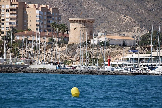 Una baliza en una playa de la localidad.