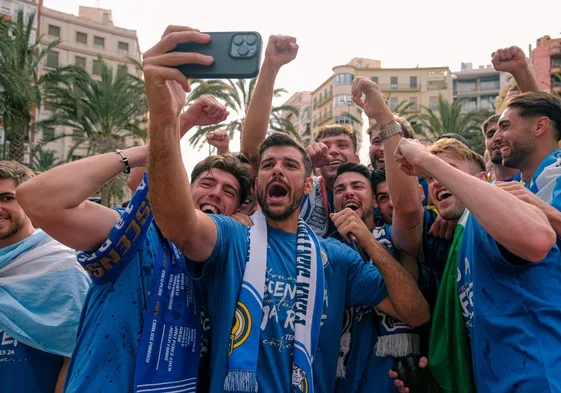 Carlos de la Nava se hace un selfie con varios jugadores en Luceros.