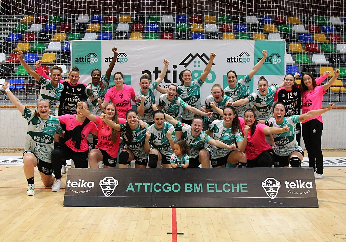 Celebración de la victoria decisiva del Elche ante el Porriño.