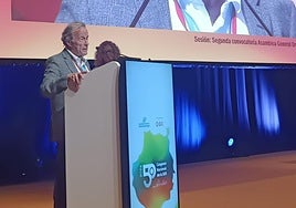 Eliseo Pascuel en el momento de recibir el homenaje.