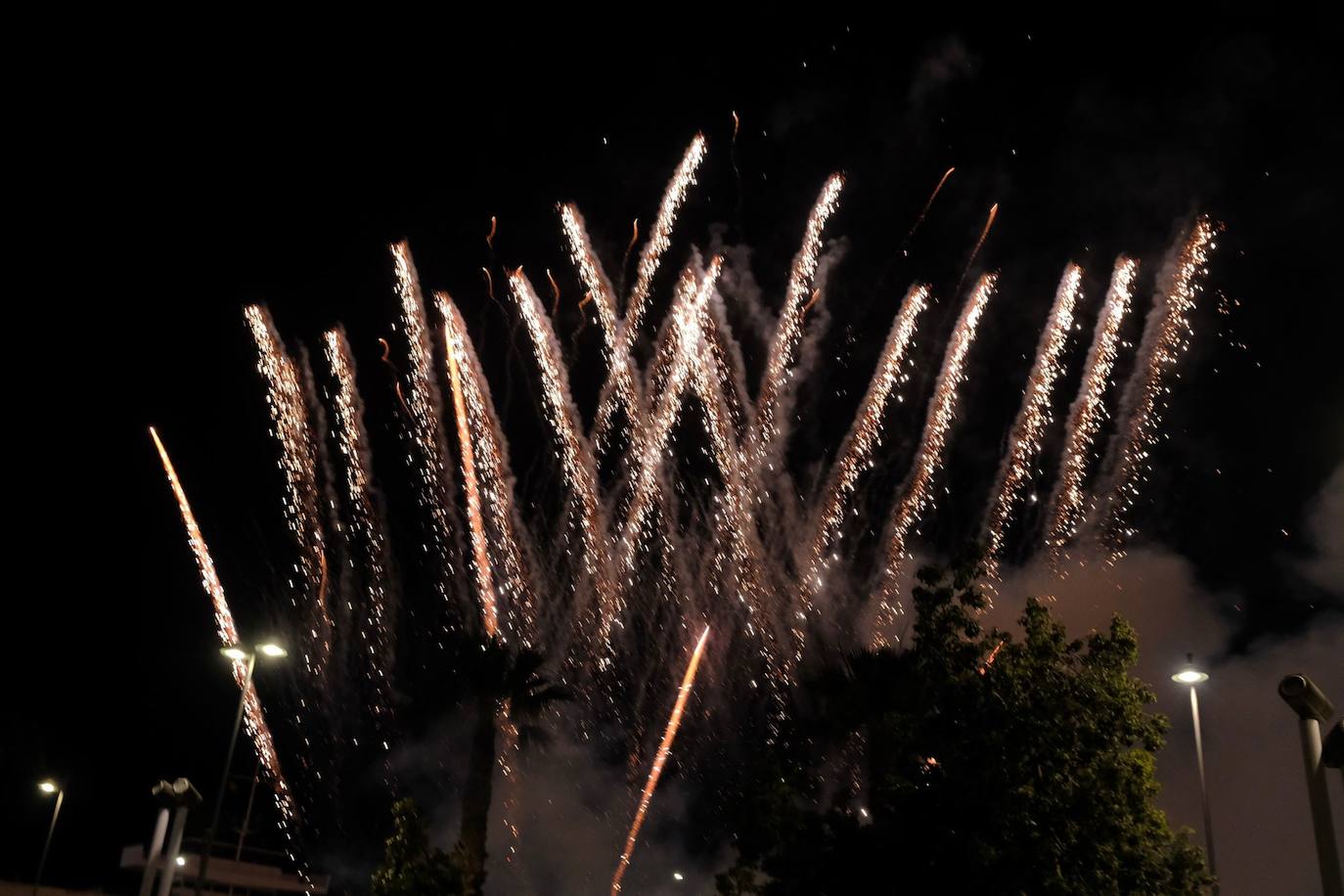 Las Hogueras de Alicante arrancan un fin de semana de pólvora con toque piromusical