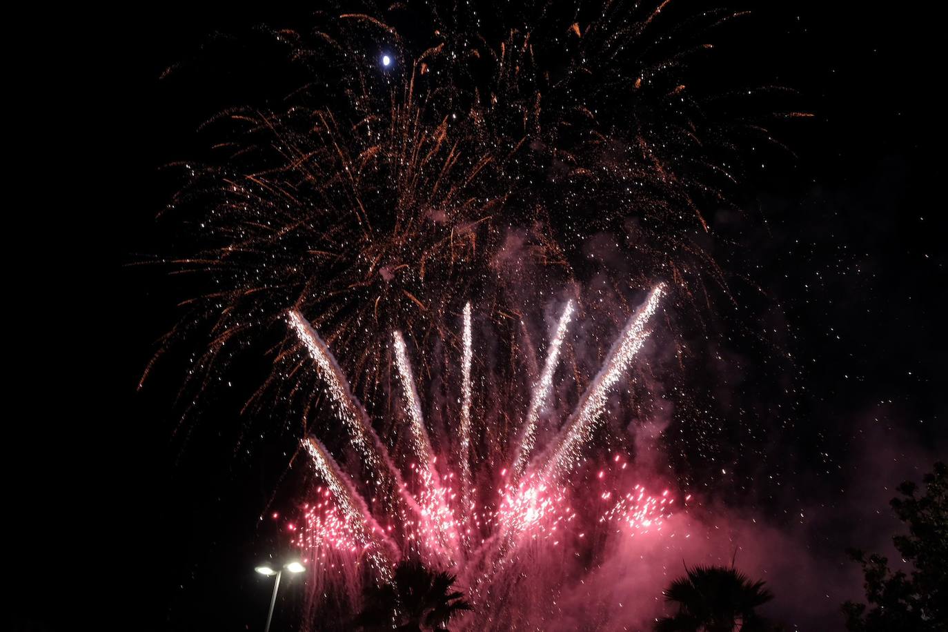 Las Hogueras de Alicante arrancan un fin de semana de pólvora con toque piromusical