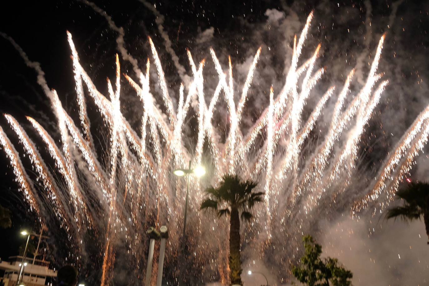 Las Hogueras de Alicante arrancan un fin de semana de pólvora con toque piromusical