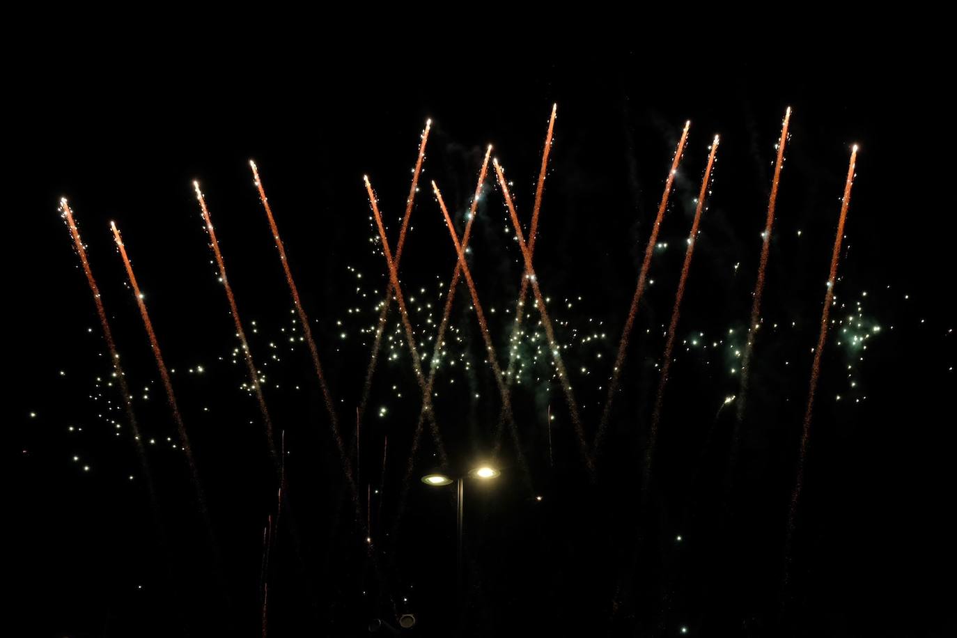 Las Hogueras de Alicante arrancan un fin de semana de pólvora con toque piromusical