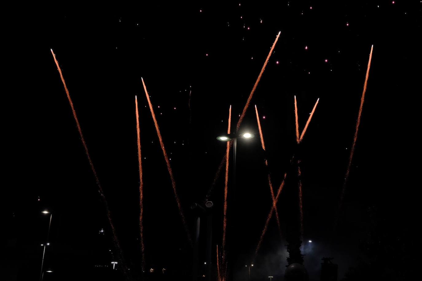 Las Hogueras de Alicante arrancan un fin de semana de pólvora con toque piromusical